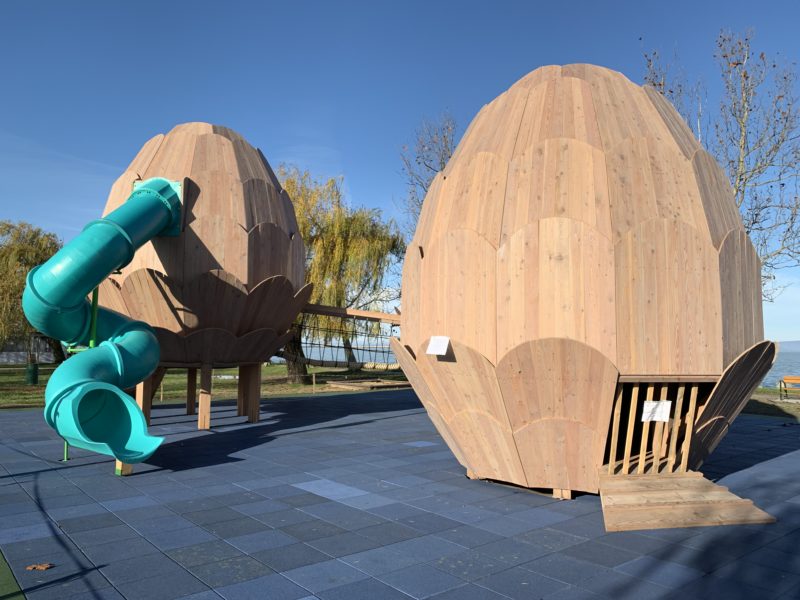 Különleges formavilágú, óriás fenyőtoboz játszótér készült Balatonfenyvesen