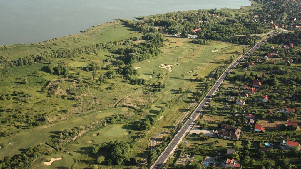 Ki hitte volna? Jöhet az új lakópark a balatongyöröki golfpálya helyén