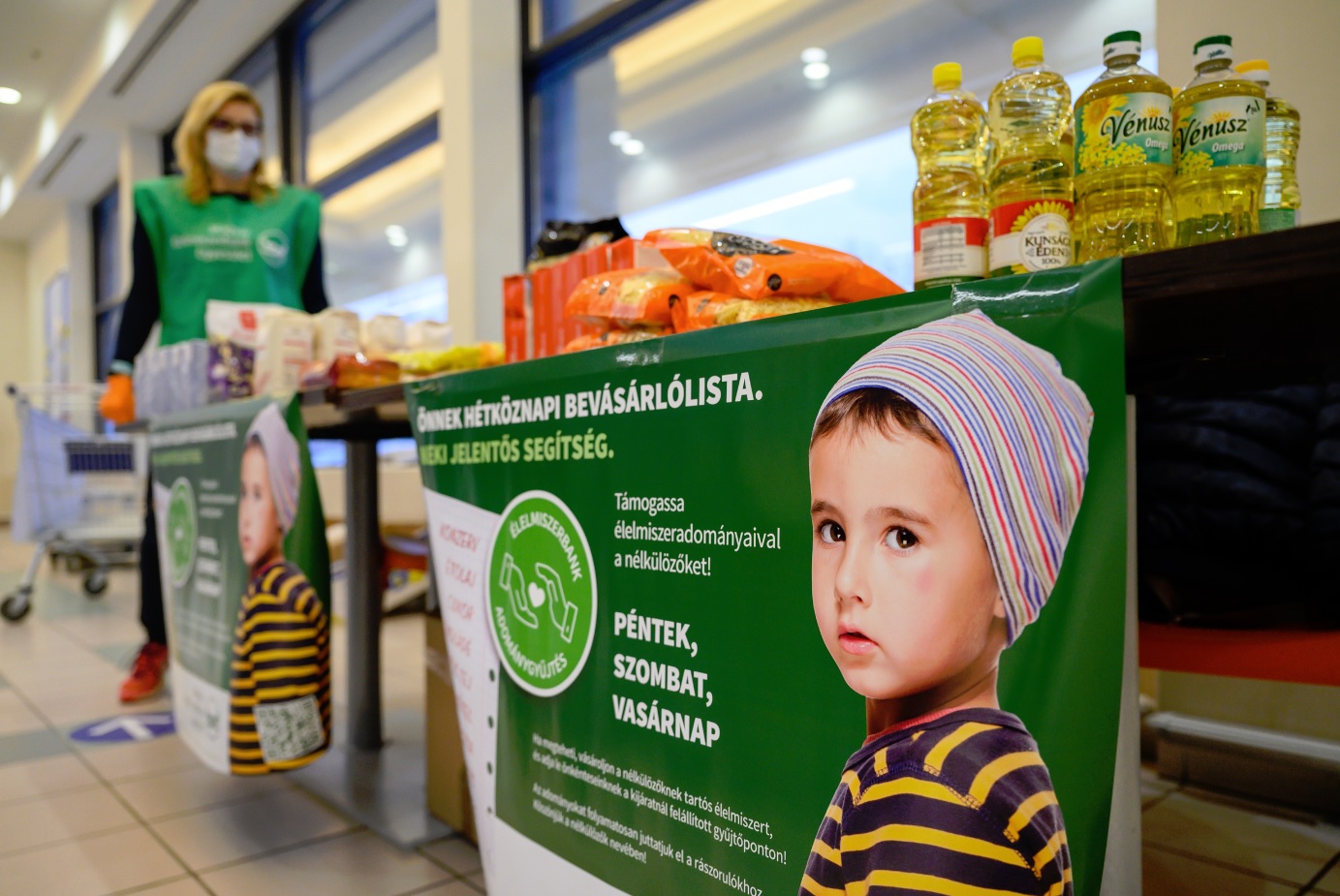 6500 önkéntes, 315 áruház, 3 napon át: Itt van az ország legnagyobb élelmiszergyűjtő akciója