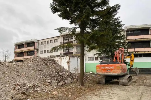 Már bontják is a balatonberényi gyereküdülőt, jöhet az újabb lakópark