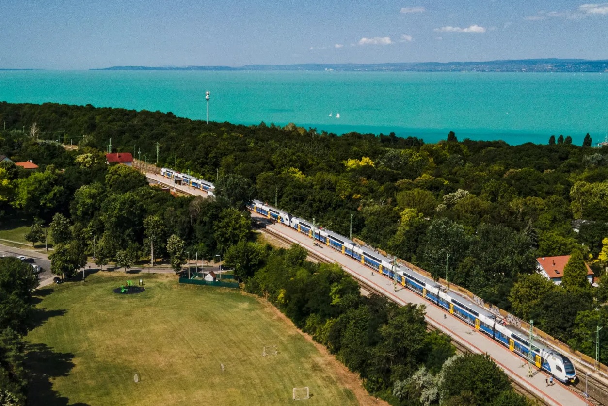 Dupla-hosszú emeletes vonat járja a déli partot a szezon végéig