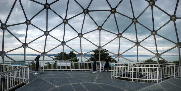 Panoráma a kaptárból: íme a boglári Atomium vagyis a Xantus János Gömbkilátó rövid története