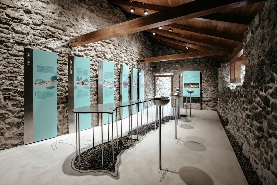 A Balaton vára címmel nyílt modern kiállítás és installáció a szigligeti vár történetéről