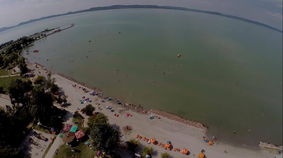 Már szinte mindenhol ingyenesen fürödhetünk a Balatonban