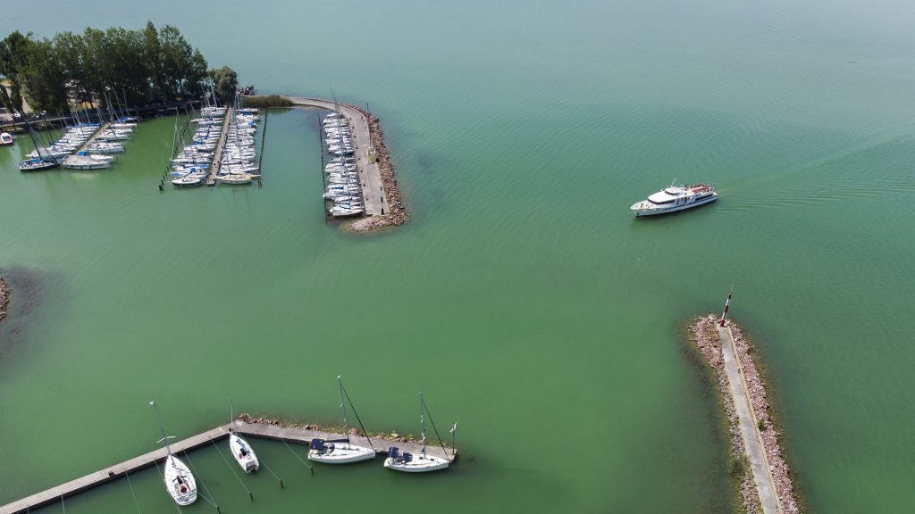 Pert nyertek a civilek: hatályon kívül helyezték az új, balatonföldvári e-kikötő építési engedélyét