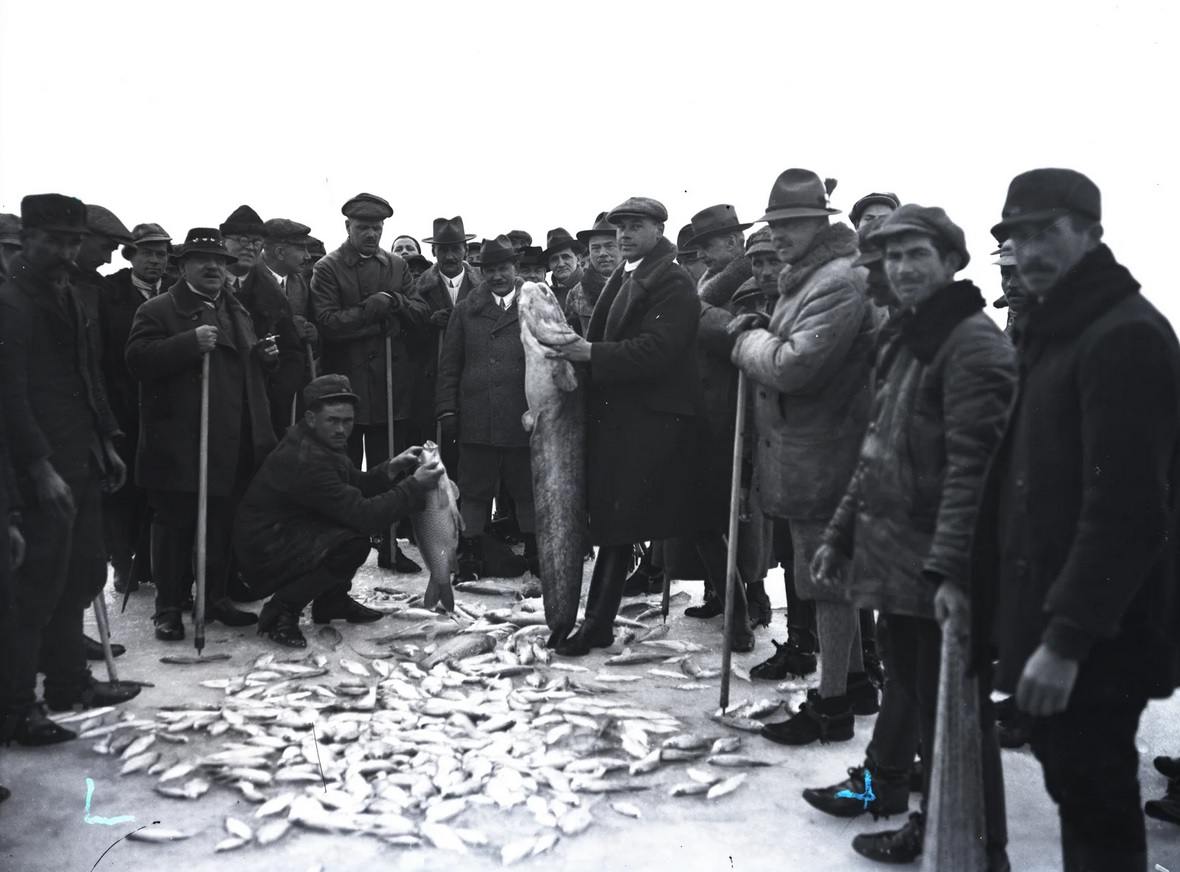 Így halásztak a Balaton jegén régen