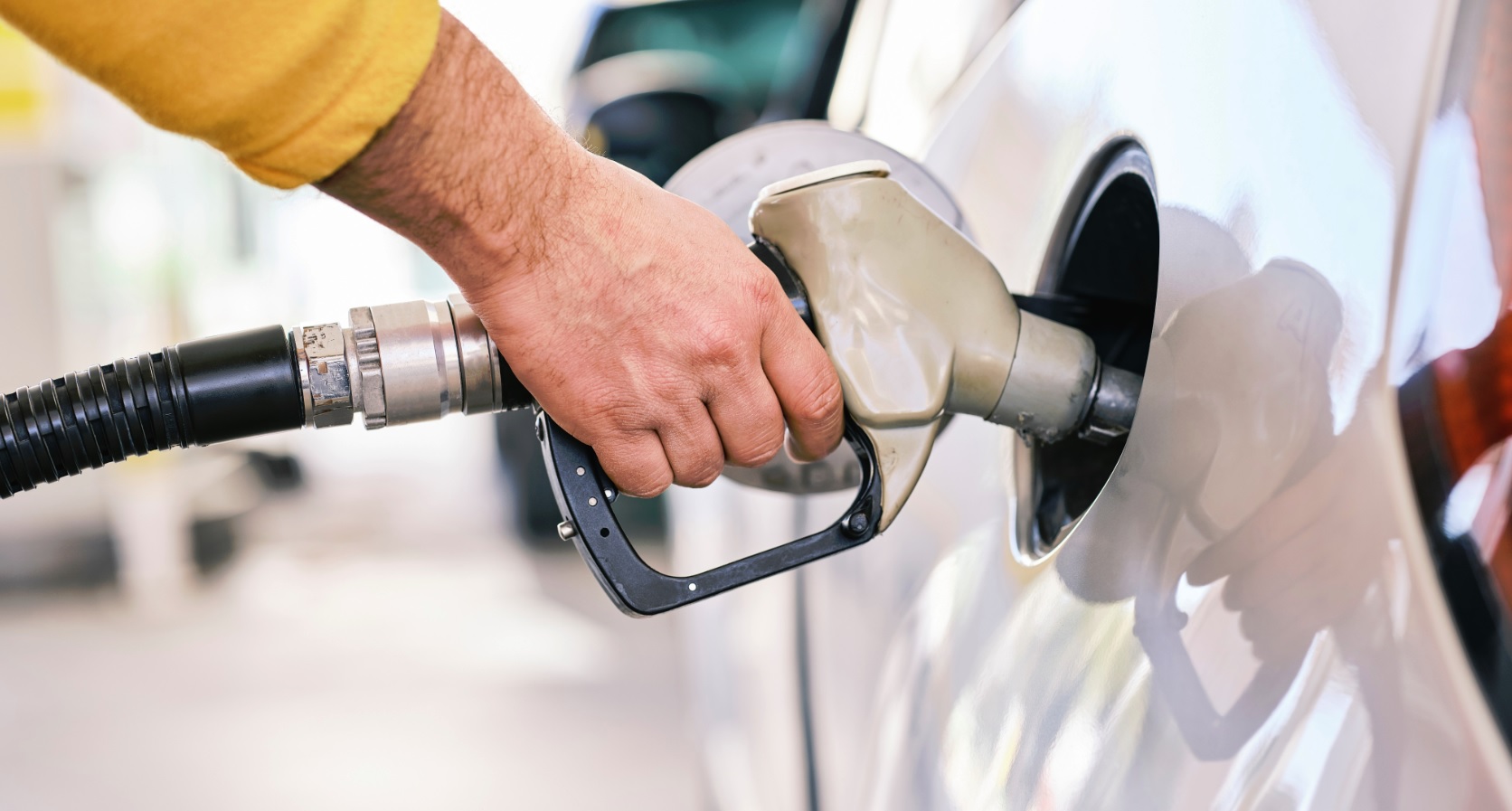 Brutális benzinár-emelkedést hozott a kormány Mikulása tegnap éjjel – mostantól ennyibe kerül az üzemanyag
