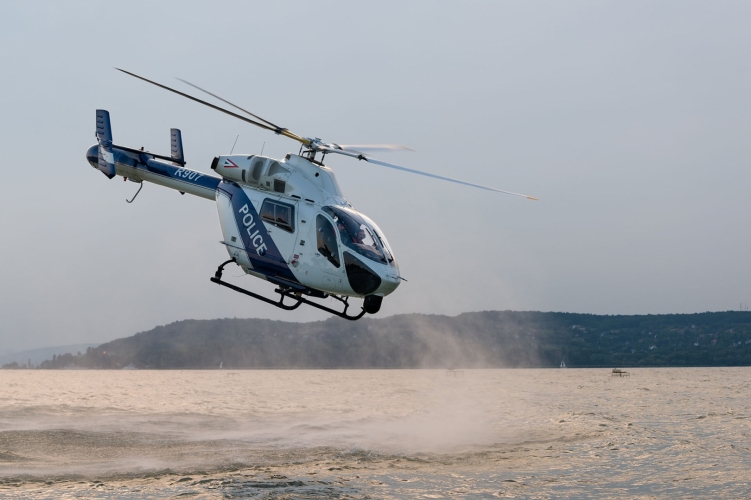 Helikopteres gyakorlatot tartottak a légirendészek a Balaton felett