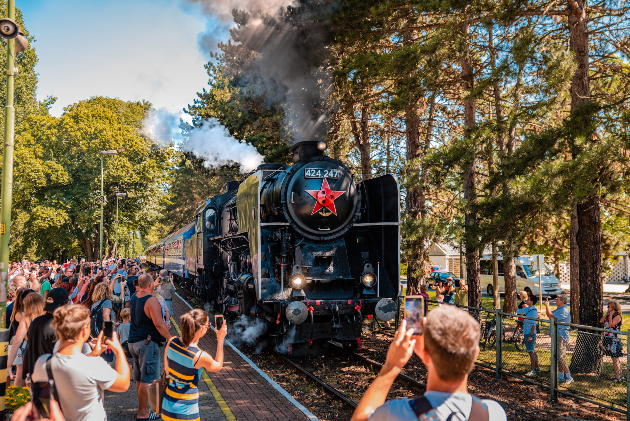 Különleges retro-vonatok szelik a Balaton-parti síneket a hétvégén