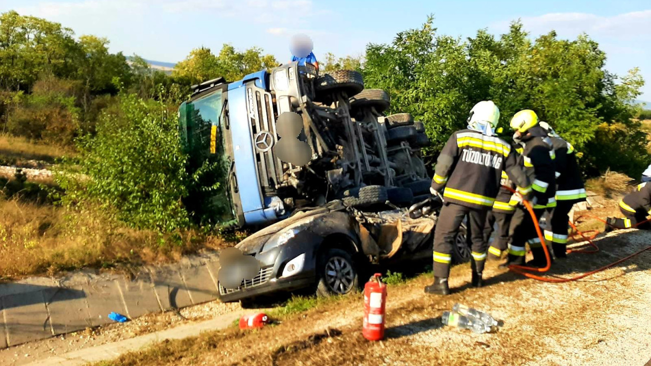 Halálos baleset Veszprémnél – lerobbant autóra borult egy kamion