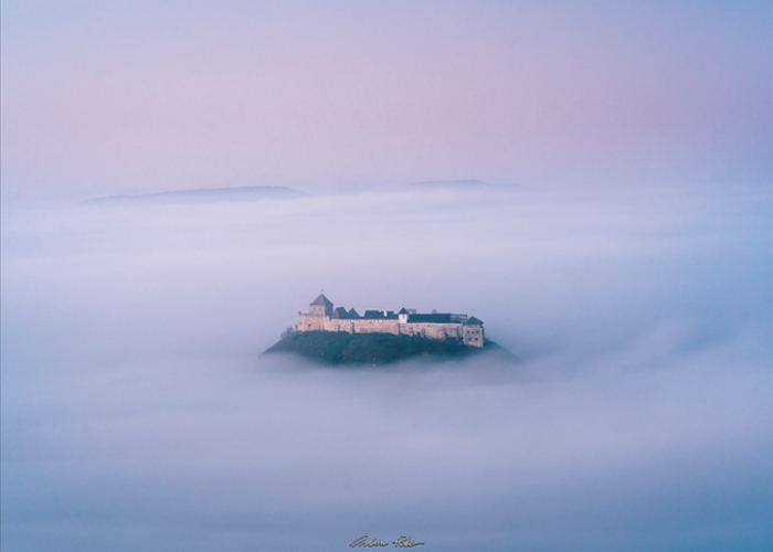 Fantasztikus felvétel készült a ködben úszó Sümegi várról