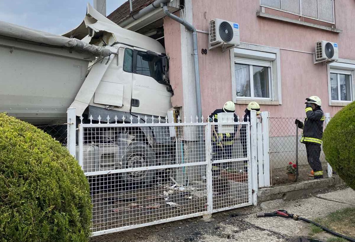 Kamion csapódott egy enyingi házba (fotókkal)
