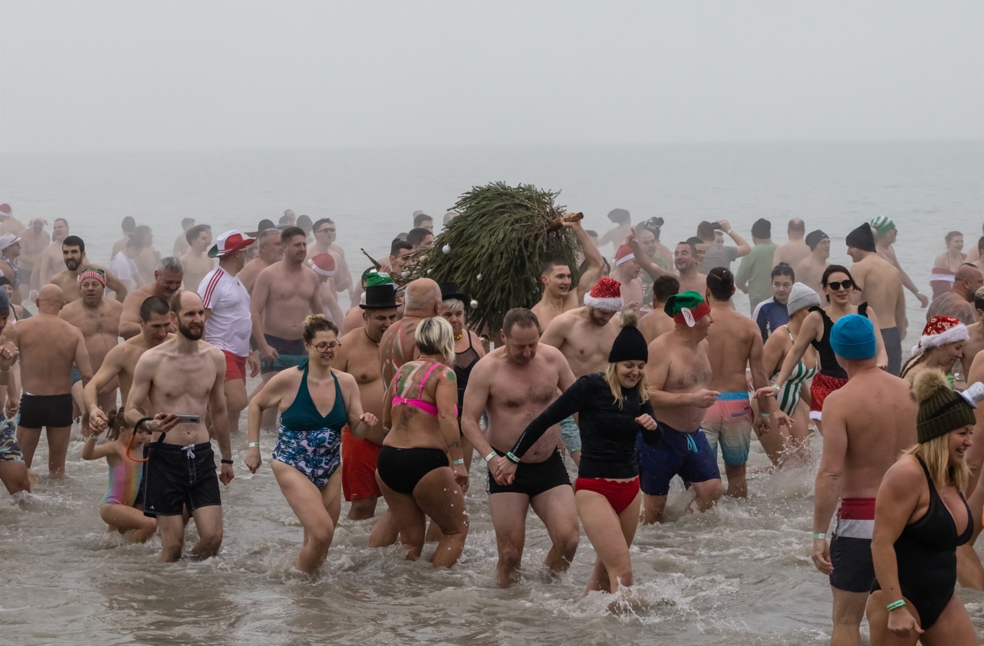 Több százan csobbantak a fagyos Balatonban újévkor