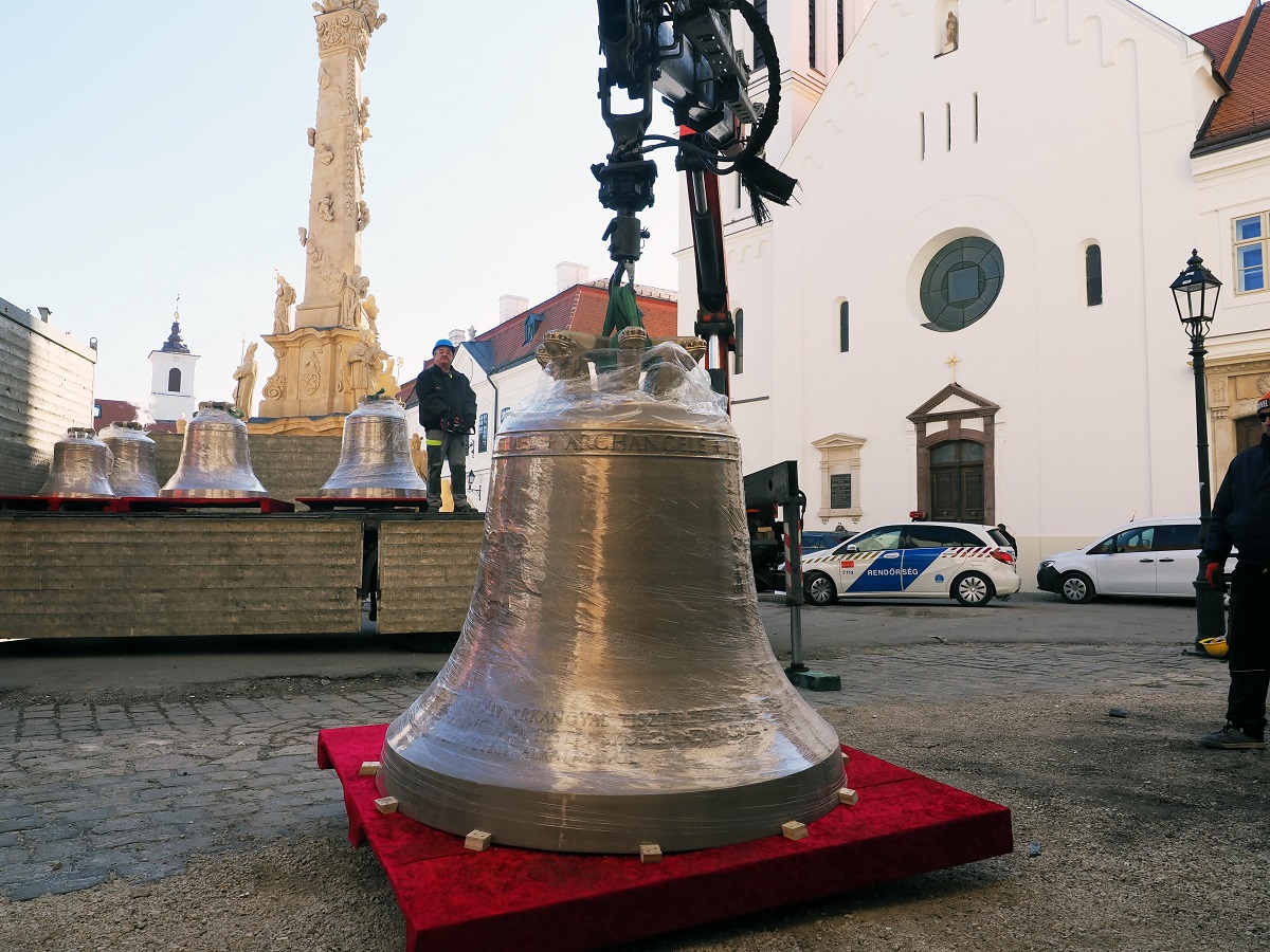 Elkészültek a veszprémi Szent Mihály Főszékesegyház új harangjai, hazatért az „Öreg Mihály” is