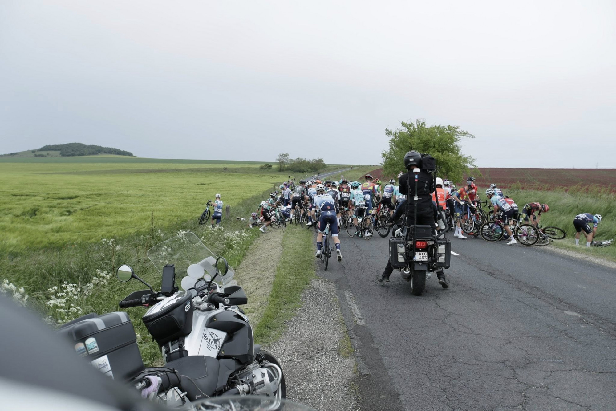Brutális tömegbukás történt a Tour de Hongrie-n Nemesvámos felé, néhány versenyzőt kórházba kellett szállítani