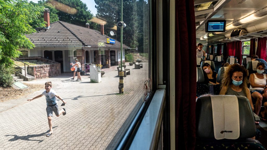 Lebonthatják a balatonakarattyai vasútállomást