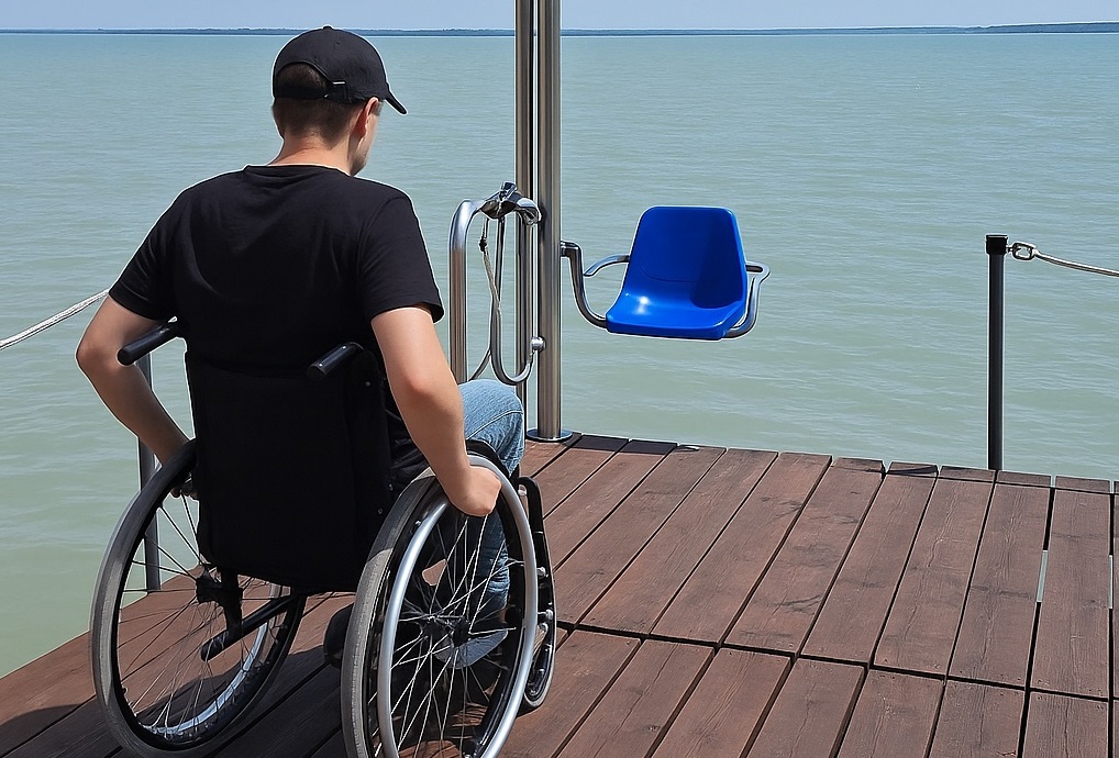 Mozgássérült beemelőt adtak át a csopaki strandon