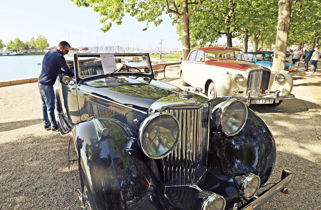 Patinás veterán autók a balatonfüredi Tagore sétányon: holnap indul a Concours d’Elegance