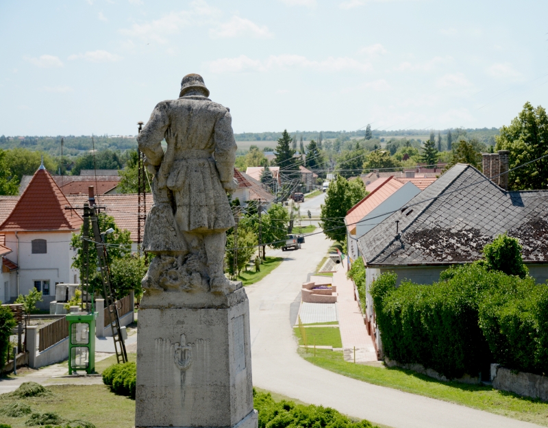 Több napra elzárják Balatonfőkajárt az autósok elől, a helyiek parázs vitába kezdtek ennek kapcsán