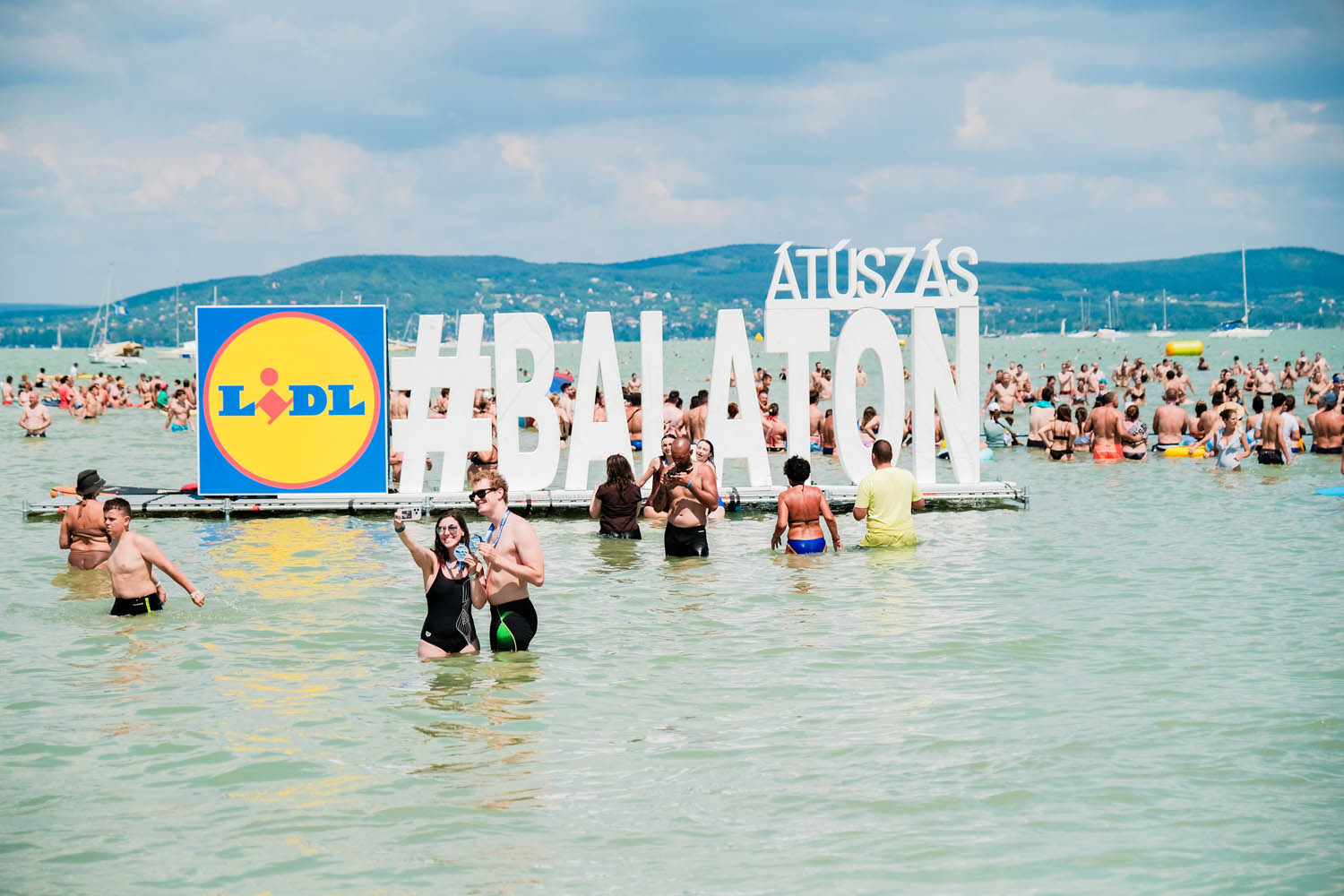 Több mint tízezren teljesítették a Balaton-átúszást