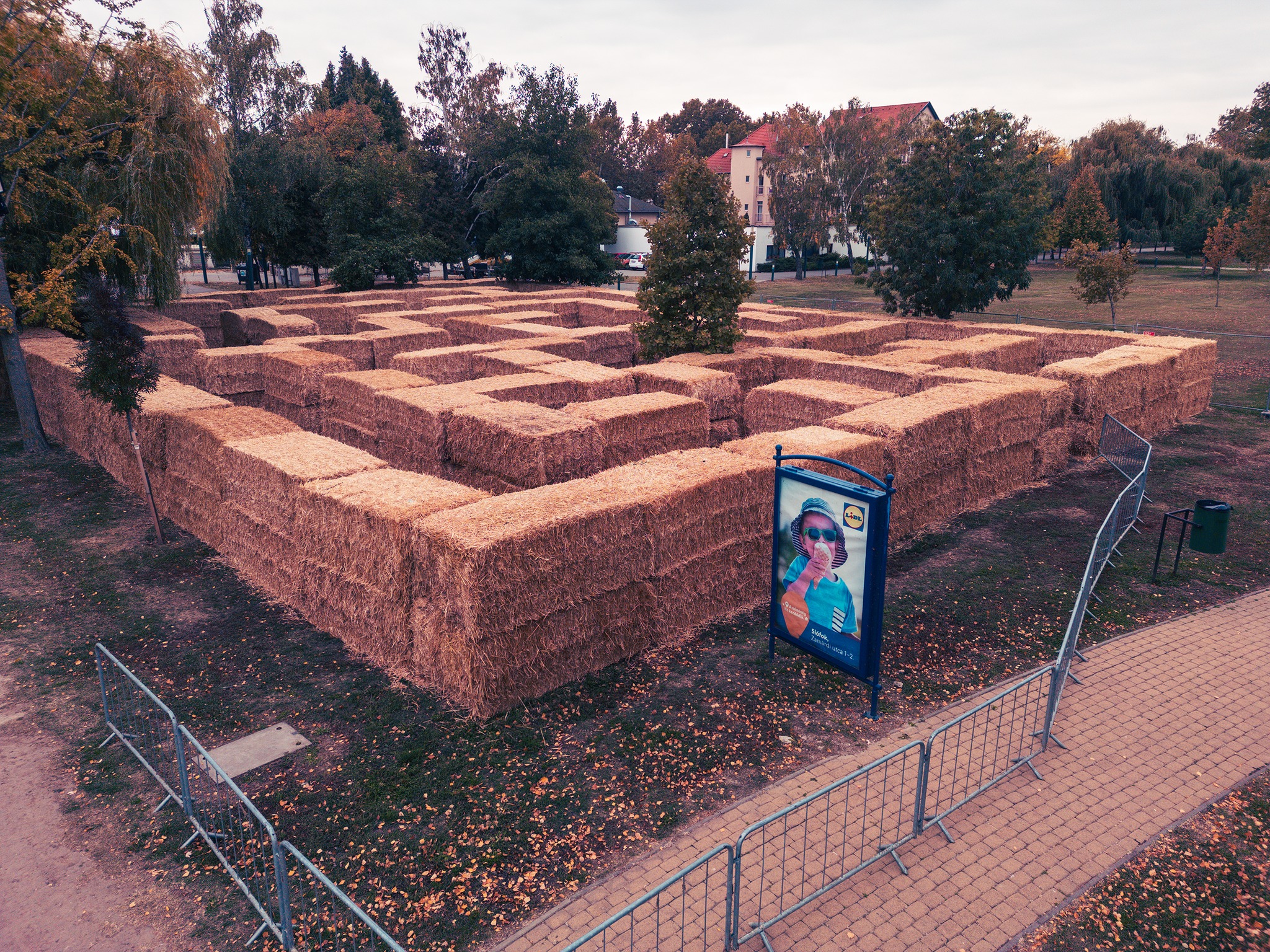 Ismét megnyitott a szalmalabirintus a siófoki nagystrandon