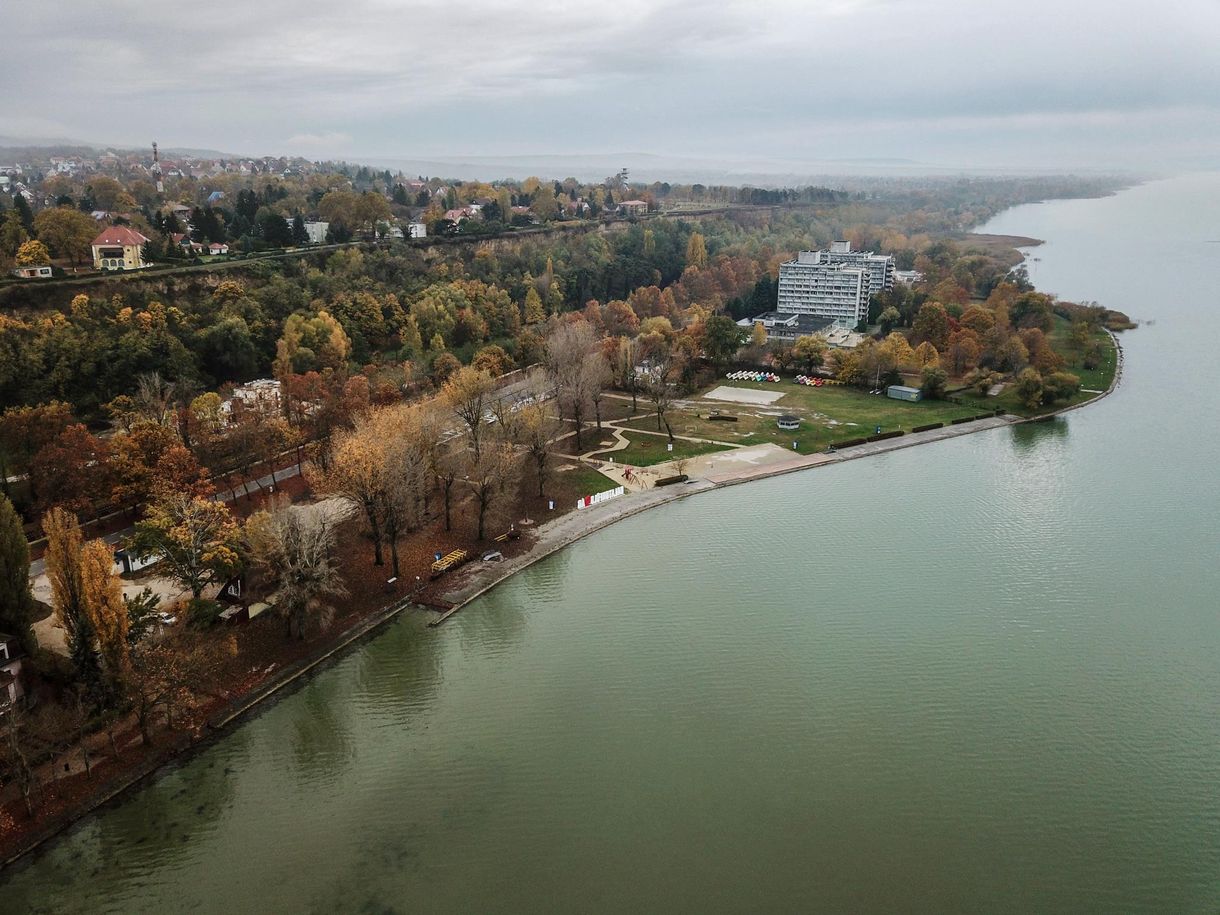Íme az első Balaton-parti város, ami külön pénzt szed a betelepülőktől
