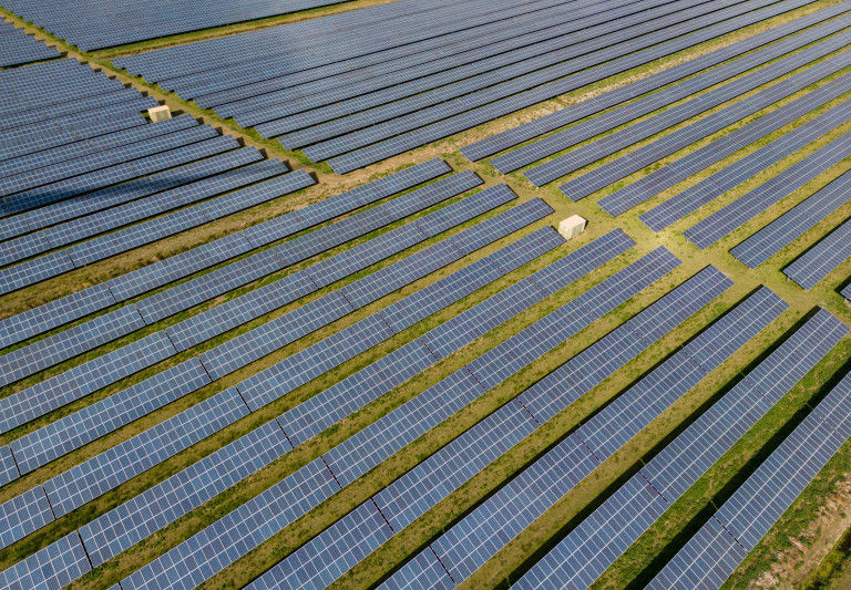 A megújuló energiák váltak a világ legnagyobb villamosenergia-forrásává a szén helyett