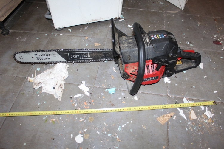 Láncfűrésszel rontott családjára egy férfi Pápa mellett