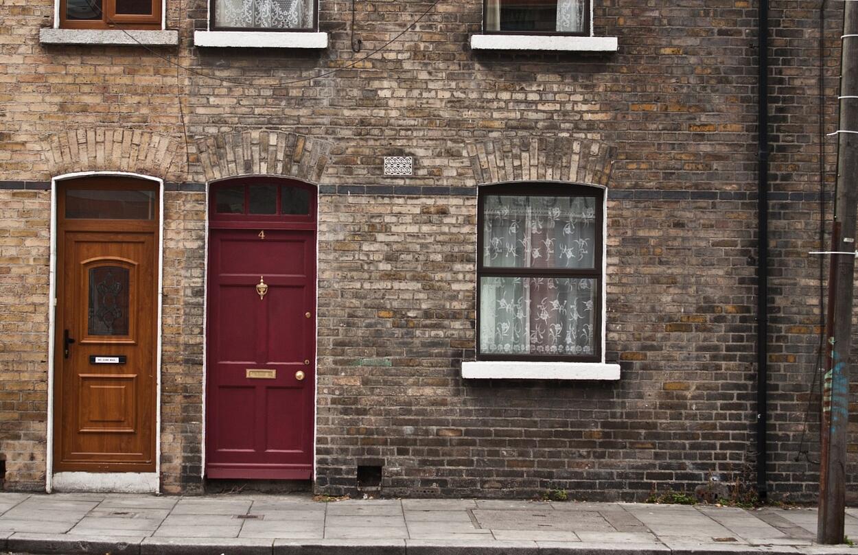 A modern bejárati ajtók választása: praktikum és stílus