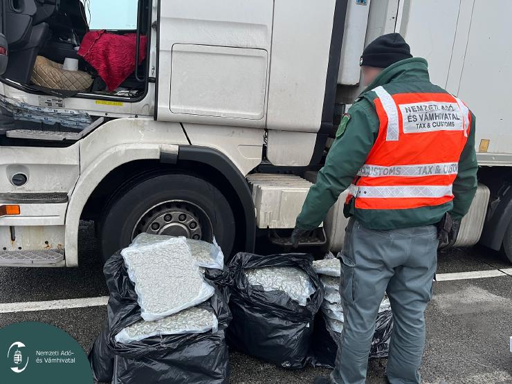 44 kiló füvet foglalt le a NAV az M7-esen