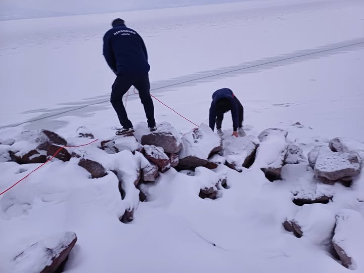 Megbírságoltak egy férfit, aki besétált a Balaton jegére