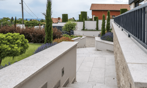 Az építkezések háttérben lévő hősei: az egyedi fedlapok és párkányok beépítéssel