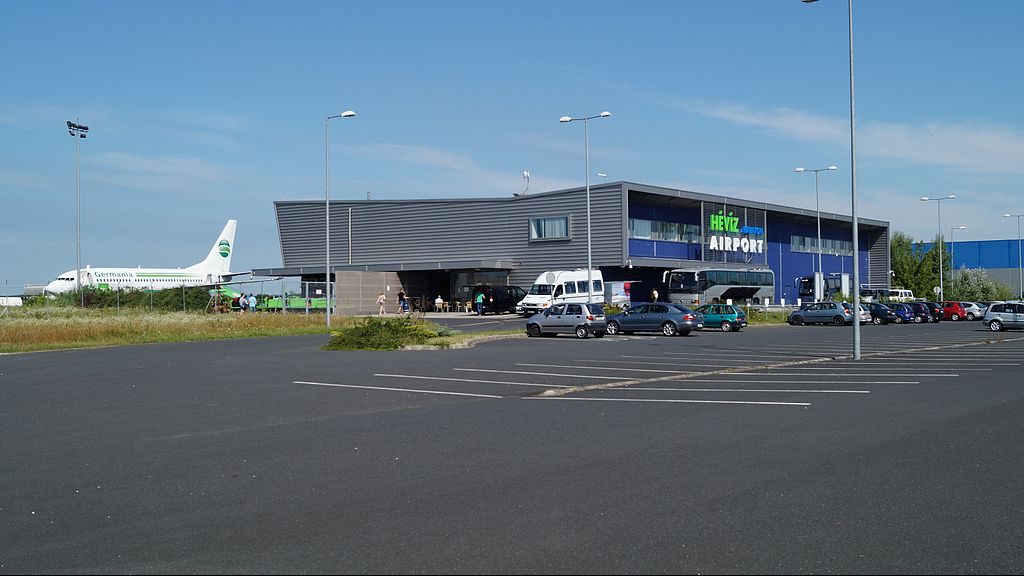 Új légügyi holdingba szervezik a hévízi repteret