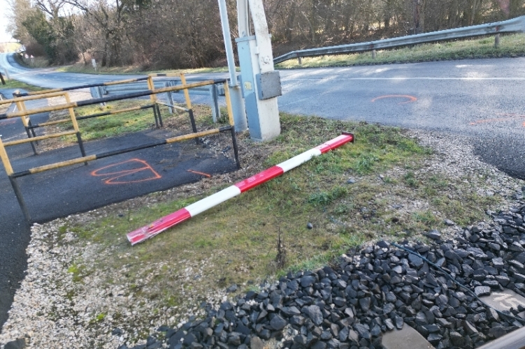 Leszaggatta a vasúti sorompót egy kamionos Zalában, majd továbbhajtott