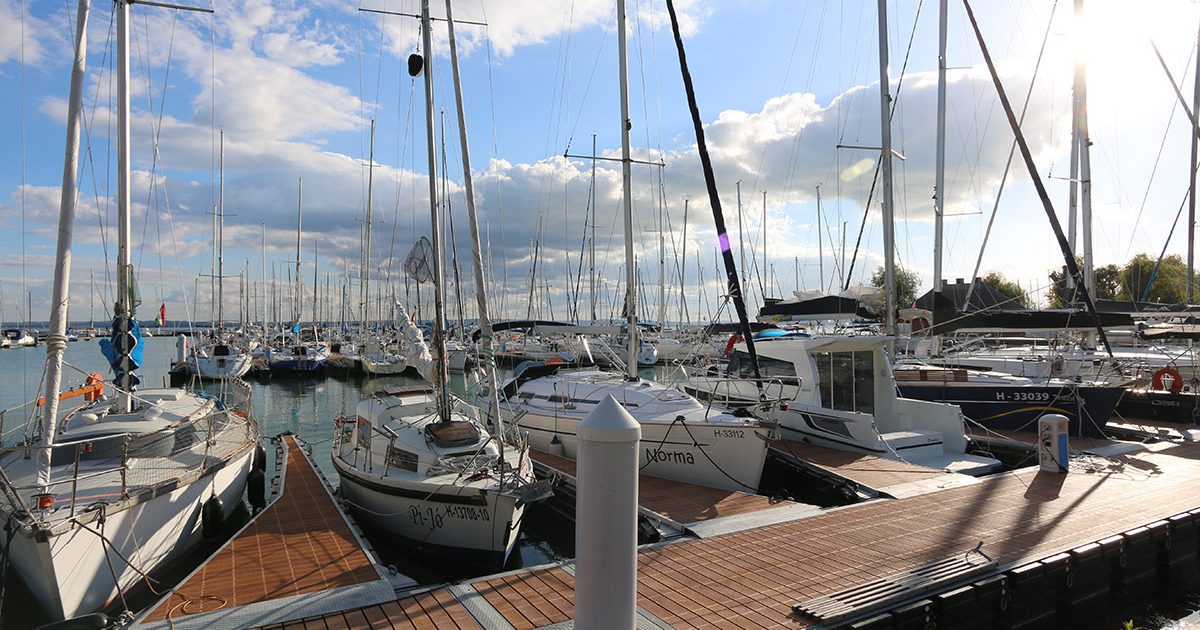 Hajóbérlés a Balatonon: hogyan válassz megfelelő hajót, és hogyan készülj fel a gondtalan vitorlázásra?