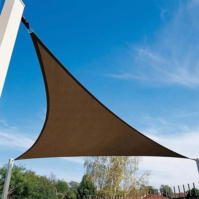 Hogyan árnyékoljuk a balkont? Napernyő vagy napvitorla?