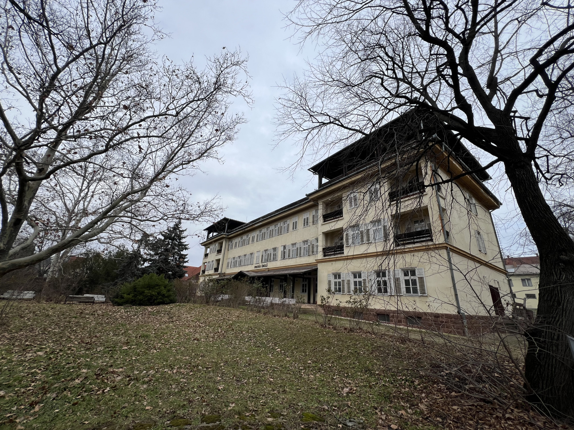 Állami ingatlanok tervezett privatizációja ellen tartottak demonstrációt Balatonalmádiban