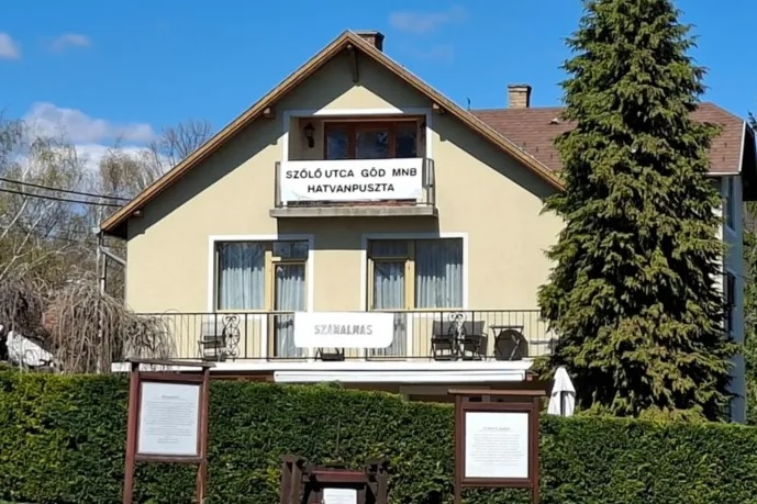 Választási plakátháború tört ki egy balatonfüredi családi házon