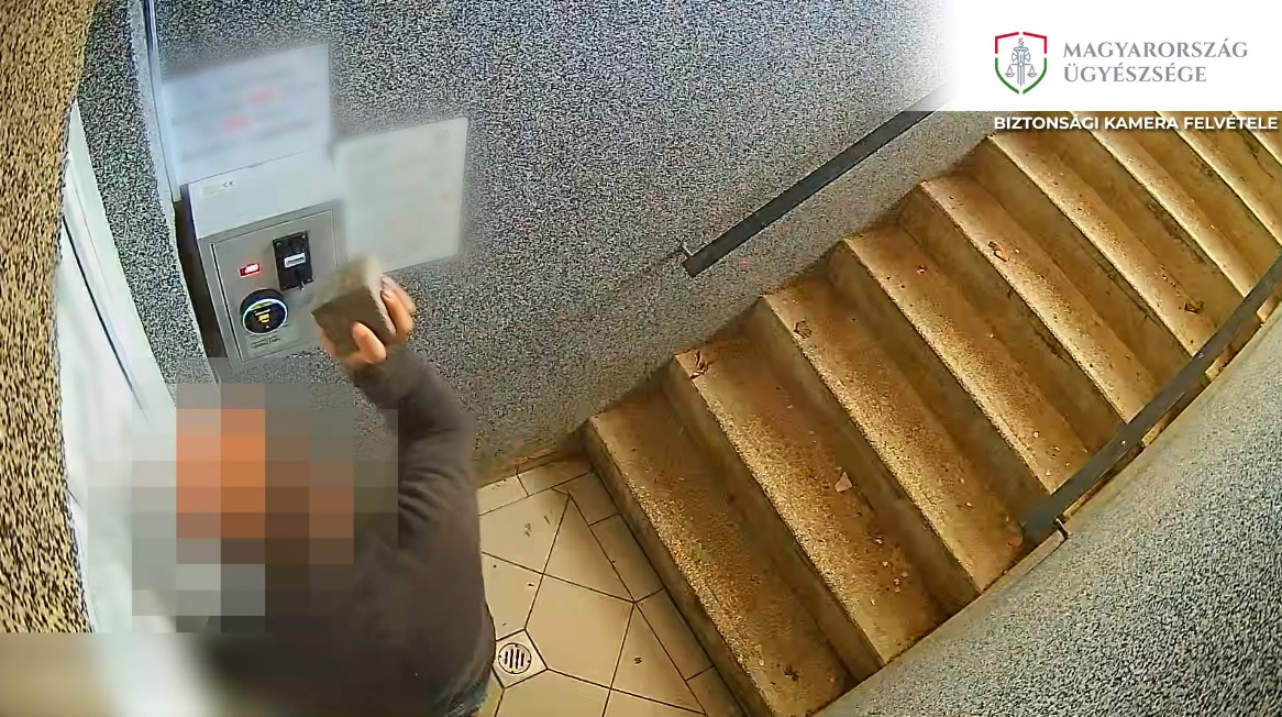 Térkővel próbálta feltörni a nyilvános WC automatáját egy férfi Kaposváron