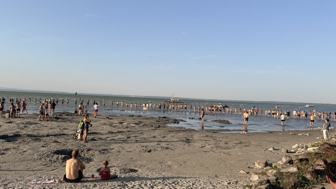 Eltűnt egy ötéves kisfiú Siófokon, a strandolók emberláncot alkotva keresték