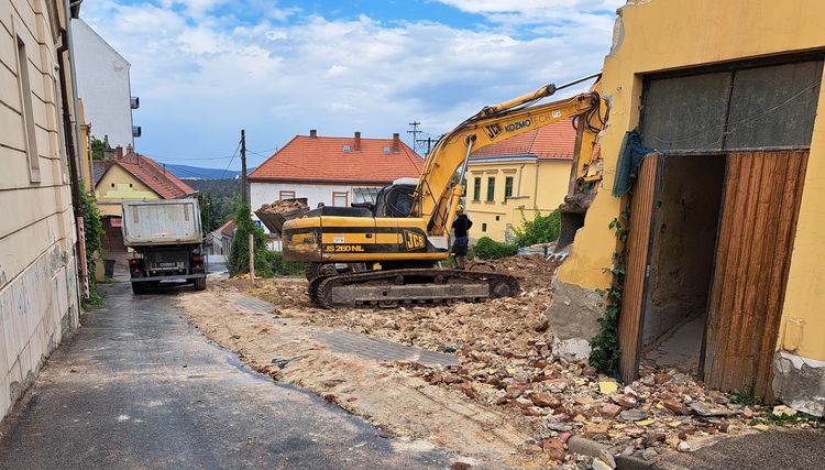 Lebontották a veszprémi kályhás-házat