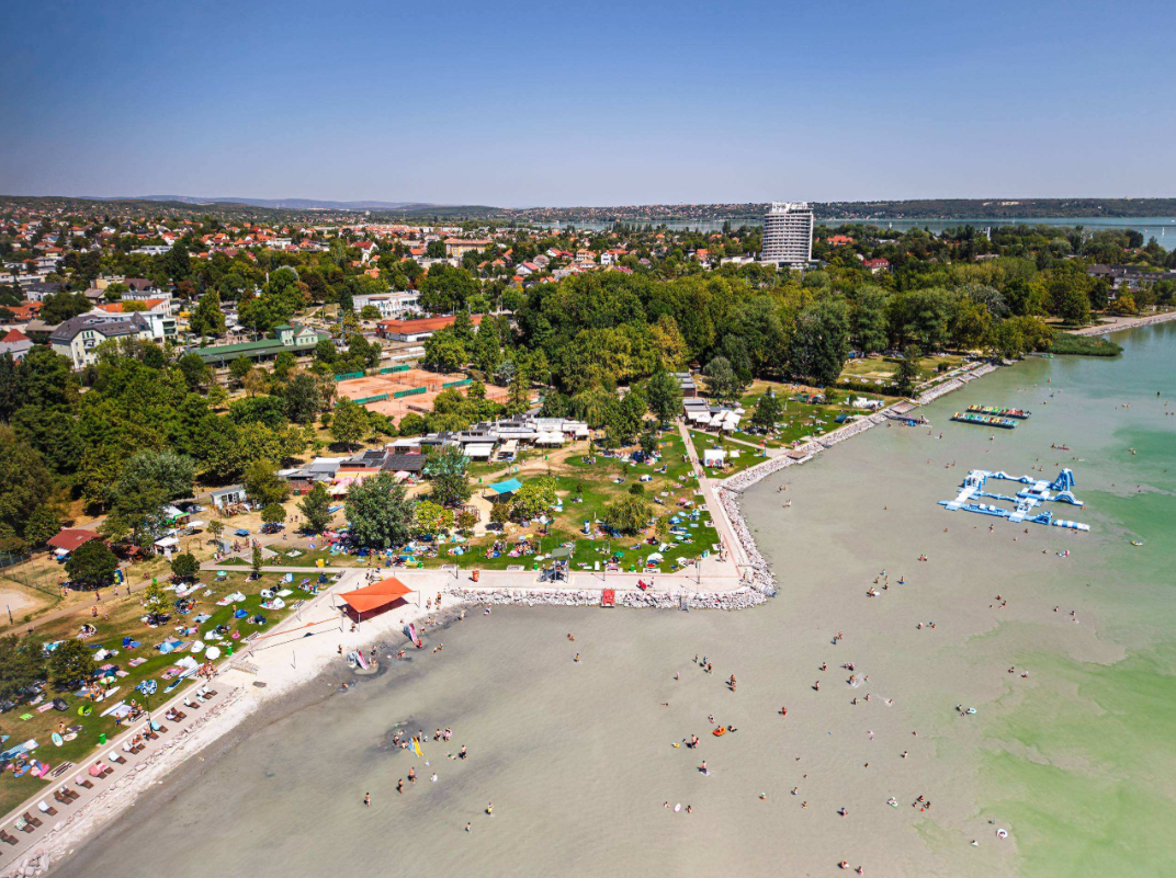 Puzsérral, Molnár Áronnal és a Csaknekedkislánnyal indít a DE!HOGYNEM Feszt a hétvégén Balatonalmádiban