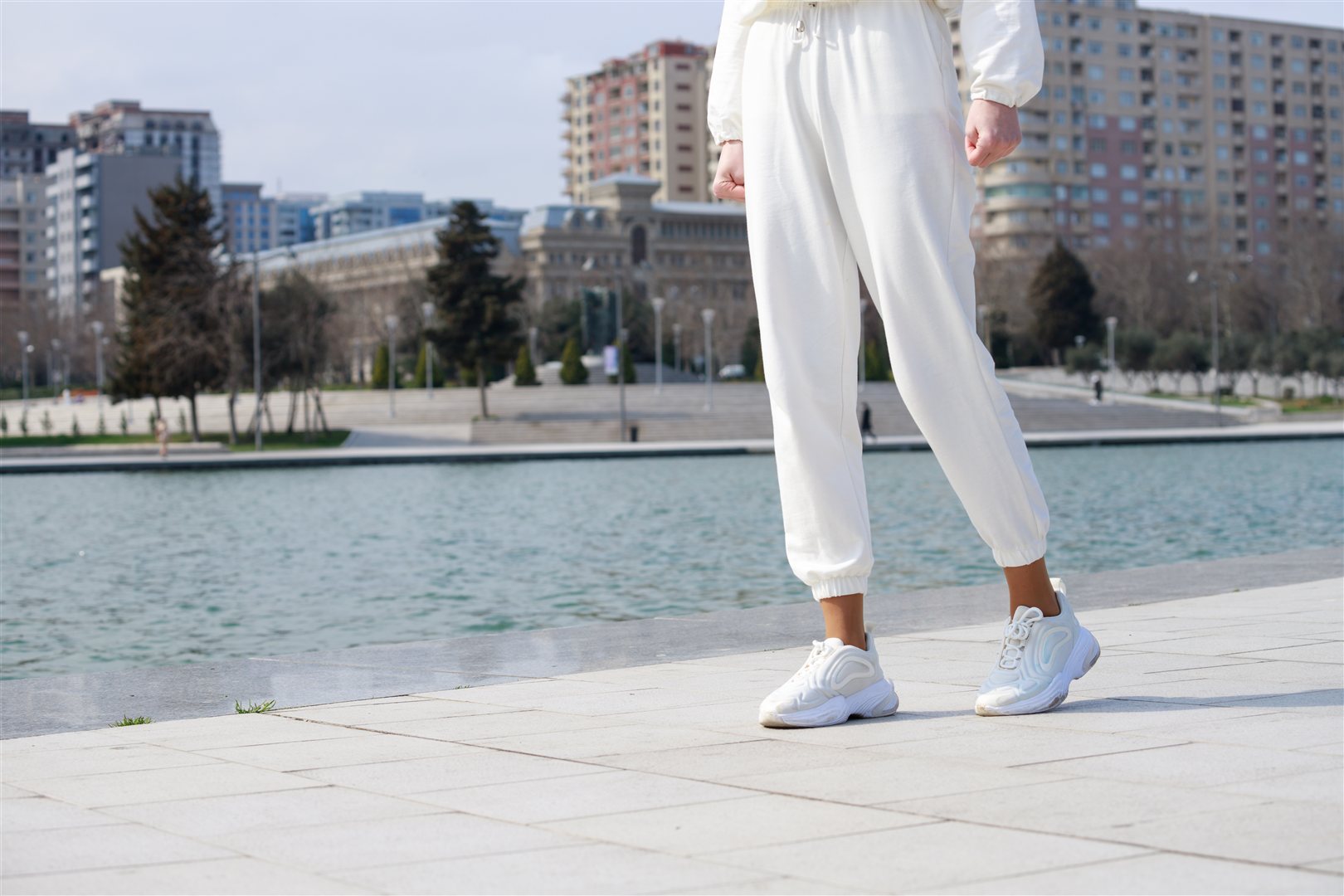 Divatos női fehér sneaker – friss és tiszta stílus bézs sneaker női kombinációval Divatos női fehér sneaker – friss és tiszta stílus bézs sneaker női kombinációval